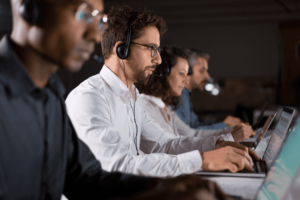 Agent dans Call Center répondant au besoin d'un client (SAV)