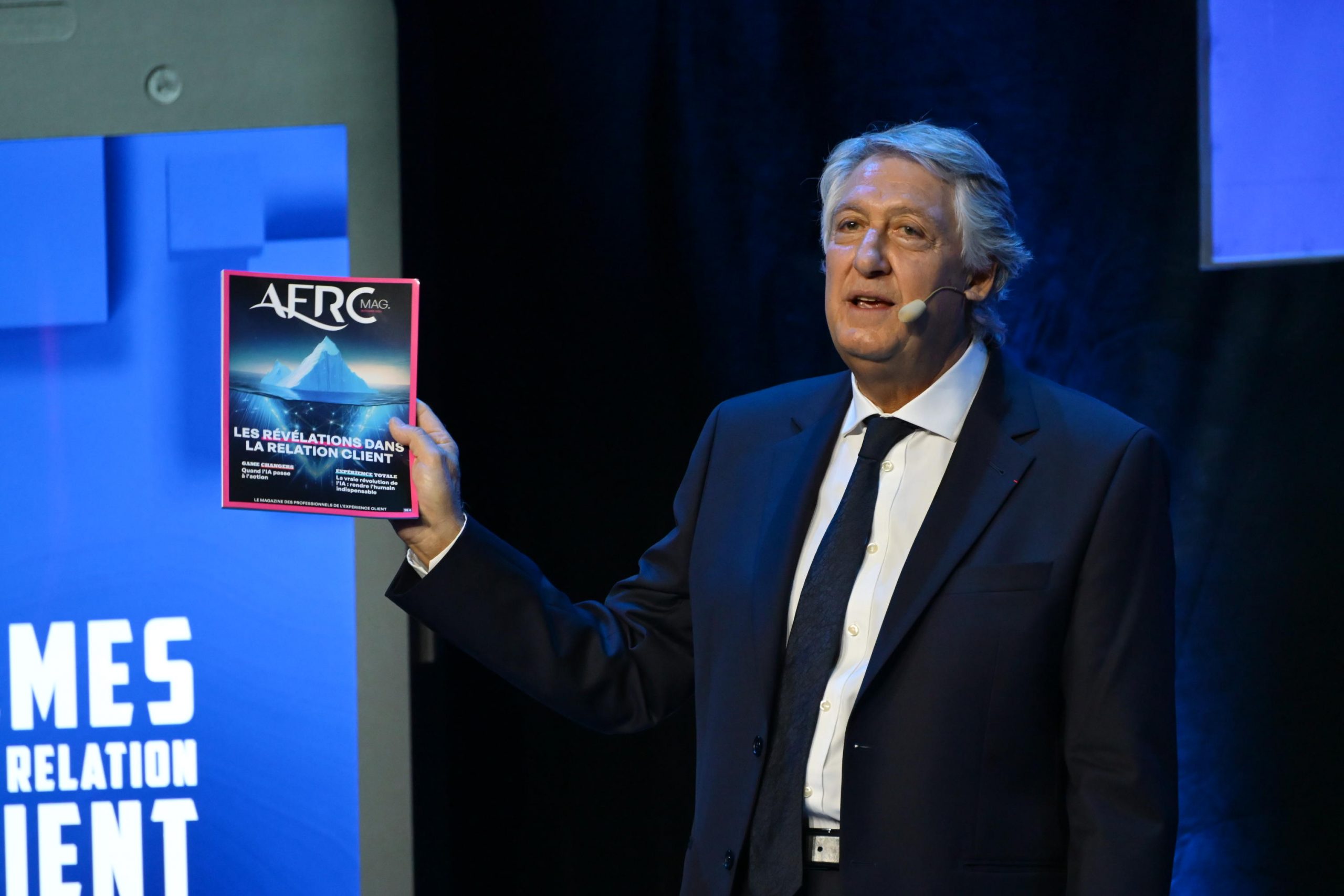 Éric Dadian, président de l'AFRC, présente l'AFRC Mag d'octobre 2026 sur scène